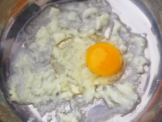 5、双色蔓越莓饼干,加入鸡蛋。