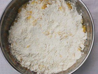 6、双色蔓越莓饼干,加入面粉。