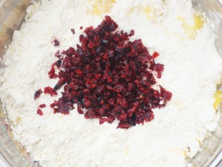 7、双色蔓越莓饼干,加入蔓越莓。