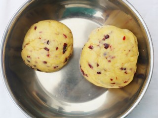 8、双色蔓越莓饼干,揉成面团,分成两份。