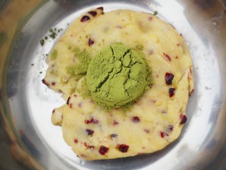 9、双色蔓越莓饼干,其中一份加入抹茶。