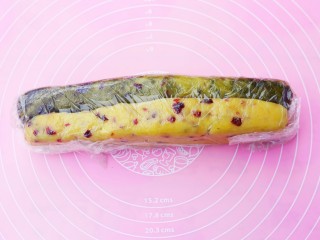 11、双色蔓越莓饼干,包入保鲜膜中,整理成型,放冰箱冷冻1小时。
