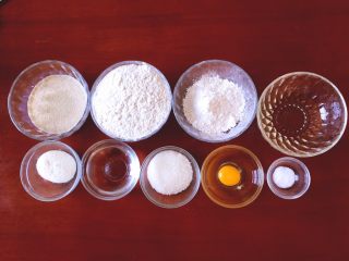 1、牛奶吐司,将牛奶，高精面粉，低筋面粉，玉米油，奶粉，水，白糖，鸡蛋，盐准备好