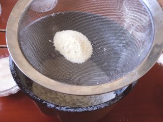 3、牛奶吐司,将低筋面粉和奶粉过筛到面包机中