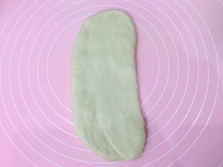 13、牛奶吐司,拿一个擀长舌状，越长越好，从上往下卷起来