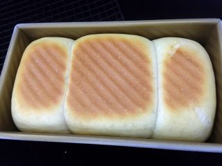 15、牛奶吐司,烤箱180度预热，盖上磨具盖，180度烤30分钟