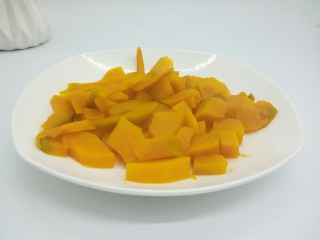 2、最爱面包+奶香南瓜面包棒,这是做熟的南瓜，取其中的150克南瓜泥就可以，南瓜泥要凉透才可以用