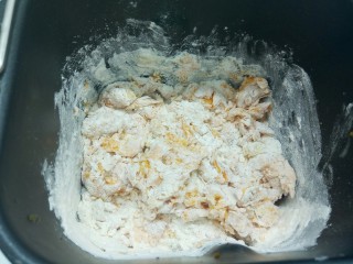 4、最爱面包+奶香南瓜面包棒,用筷子轻轻搅拌成小颗粒（这样打开面包机，不至于面粉满天飞）开面包机和面键，和面15分钟