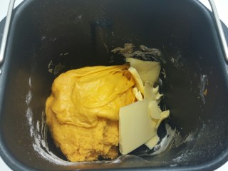 5、最爱面包+奶香南瓜面包棒,15分钟后，放软化的黄油，继续搅拌10分钟