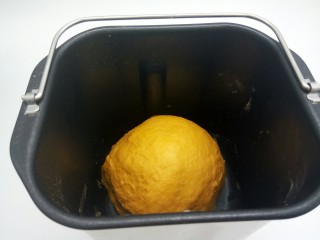 7、最爱面包+奶香南瓜面包棒,面粉的吸水性不同，请根据实际情况调整南瓜泥的用量，揉成一个柔软的面团。