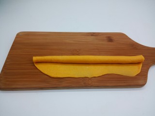 11、最爱面包+奶香南瓜面包棒,从侧面卷起来，收口，放不粘烤盘