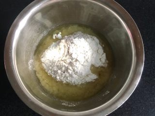 3、馅中馅蛋黄酥(肉松麻薯豆沙蛋黄),油酥材料放一起,拌匀保鲜膜盖好备用。