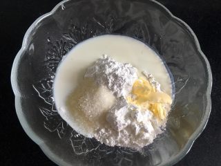 4、馅中馅蛋黄酥(肉松麻薯豆沙蛋黄),麻薯材料放一起搅拌均匀,放微波炉中火叮一分钟,拿出来搅拌一下,再叮一分钟,再搅拌,再叮一分钟,合计三分钟就好了。