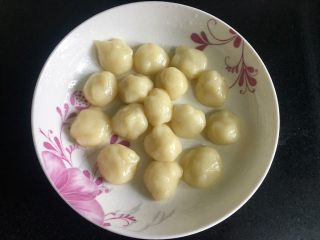 5、馅中馅蛋黄酥(肉松麻薯豆沙蛋黄),分成十六份,保鲜膜盖好备用。