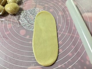 9、馅中馅蛋黄酥(肉松麻薯豆沙蛋黄),拿一个包好的擀长。