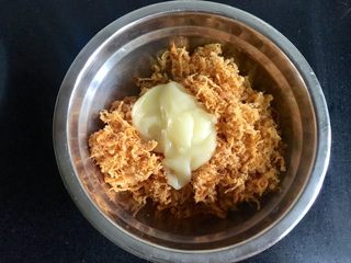 11、馅中馅蛋黄酥(肉松麻薯豆沙蛋黄),醒的时间我们来做肉松馅,肉松加入沙拉酱拌匀。