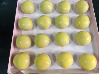 18、馅中馅蛋黄酥(肉松麻薯豆沙蛋黄),刷一遍蛋黄,放入烤箱烤五分钟。