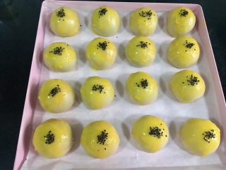 20、馅中馅蛋黄酥(肉松麻薯豆沙蛋黄),撒上黑芝麻。