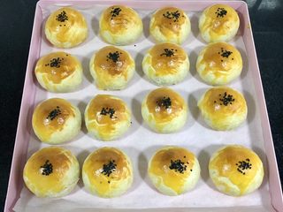 22、馅中馅蛋黄酥(肉松麻薯豆沙蛋黄),出炉。