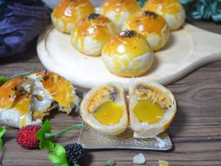 23、馅中馅蛋黄酥(肉松麻薯豆沙蛋黄),里面的内容丰富。