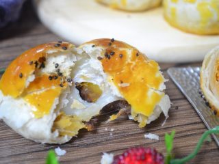 24、馅中馅蛋黄酥(肉松麻薯豆沙蛋黄),里面的麻薯,看得见的粘啊!好吃!漂亮!