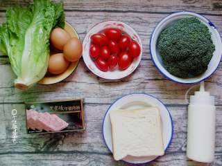 1、十味 三明治减肥便当,准备生菜 /鸡蛋/  西兰花 /  土司 /午餐肉 / 圣女果 /沙拉酱