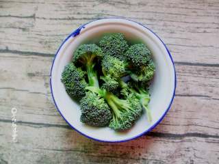 2、十味 三明治减肥便当,将西兰花用淡盐水浸泡10分钟，择洗干净。锅内加入少许盐将西兰花焯熟捞出