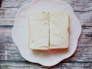 7、十味 三明治减肥便当,再盖上一片吐司；沿中线切开即可