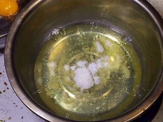 1、八寸戚风蛋糕,蛋白打入无油无水的盆中，放入20克白糖