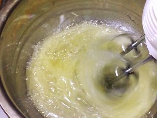 2、八寸戚风蛋糕,用打蛋器低速搅打1分钟