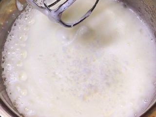 3、八寸戚风蛋糕,放入20克白糖