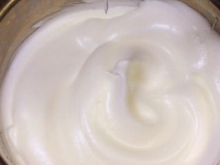 4、八寸戚风蛋糕,中速搅打一分钟