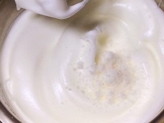 5、八寸戚风蛋糕,加入20克白糖