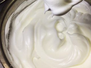 6、八寸戚风蛋糕,高速搅打至干性发泡，提起打蛋头，有直立的小尖角。放入冰箱冷藏备用