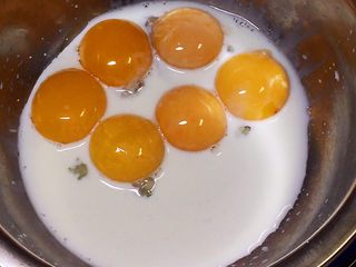 7、八寸戚风蛋糕,蛋黄盆中放入牛奶