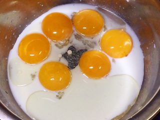 8、八寸戚风蛋糕,放入玉米油