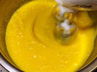 9、八寸戚风蛋糕,用打蛋器低速搅打至乳化状态