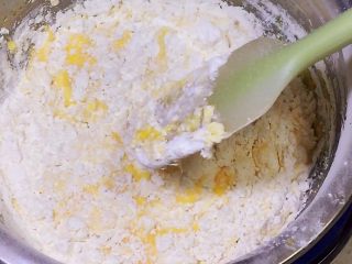 11、八寸戚风蛋糕,用刮刀搅拌均匀，这里不要过度搅拌，以免产生面筋