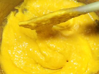 12、八寸戚风蛋糕,搅拌均匀的蛋黄面糊