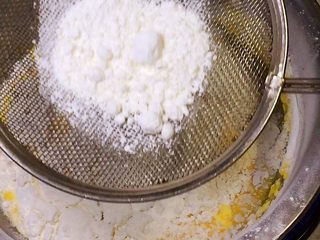 10、八寸戚风蛋糕,筛入低粉