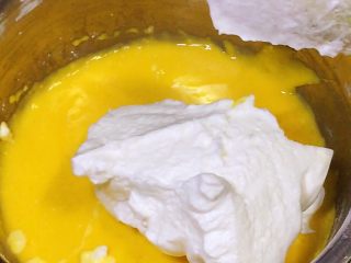 13、八寸戚风蛋糕,放入1/3蛋白糊，切拌均匀（可以像炒菜一样搅拌），这里不能画圈搅拌，以免消泡