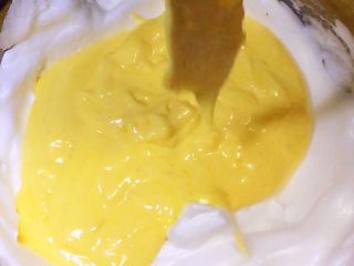 14、八寸戚风蛋糕,将搅拌均匀的面糊倒入其余的面糊中