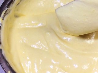 15、八寸戚风蛋糕,依然切拌均匀，这个过程尽量快一些。此时预热烤箱，150度10分钟