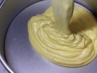 16、八寸戚风蛋糕,搅拌均匀的面糊从高处倒入八寸模具中（戚风蛋糕不能用不沾模具），这样是为了消除面糊中的大气泡