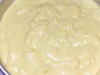 17、八寸戚风蛋糕,倒完面糊后，把模具震几下，将面糊中的小气泡震出来