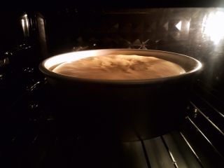 18、八寸戚风蛋糕,此时烤箱预热完毕，模具放入烤箱，上火140度，下火150度烤40分钟