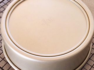 20、八寸戚风蛋糕,烘烤完毕取出，震几下后倒扣3小时左右晾凉