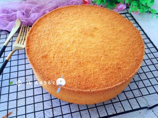 21、八寸戚风蛋糕,脱模后就可以食用了