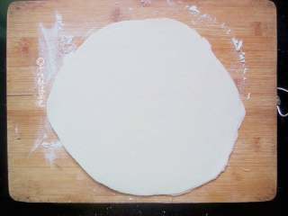 1、十味 芝麻酱烧饼,准备一张手抓饼皮,常温软化,擀薄