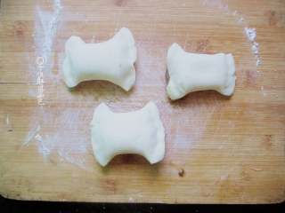 5、十味 芝麻酱烧饼,两个切面捏死,使麻酱馅不露在外面.